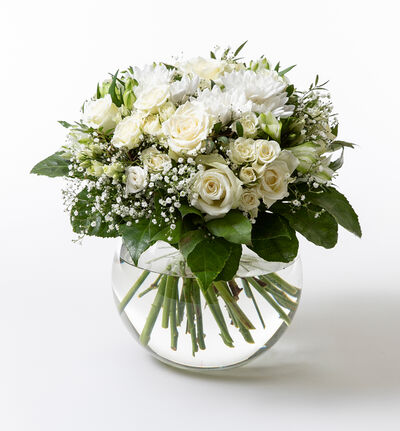 Overrekkelsebukett med hvite blomster Overrekkelsebukett med hvite blomster